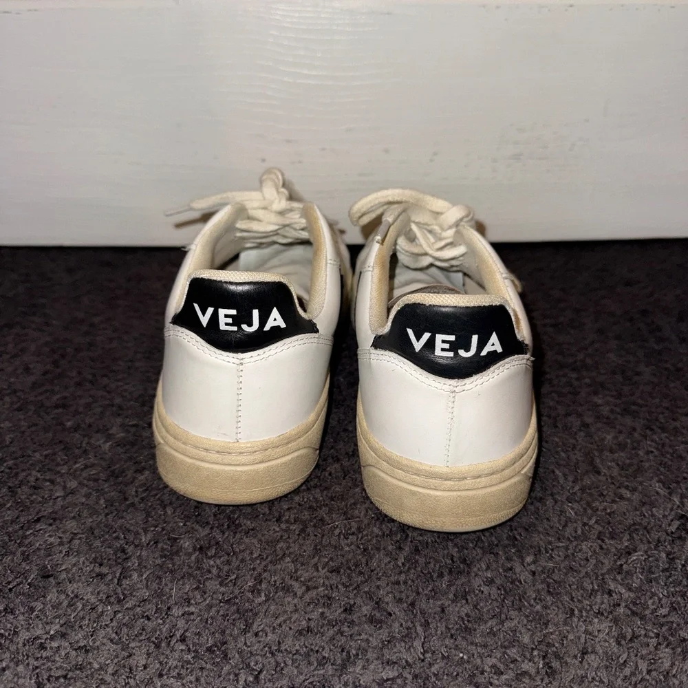 Veja Leather Sneakers - Women's size 8 - Picture 5 of 6